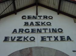 Detalle de la fachada del Centro Basko Euzko Etxea de Necochea (foto euskalkultura.com)