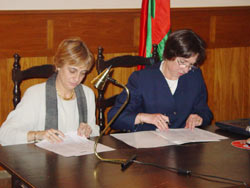La consejera Miren Azkarate y Agurtzane Aguado, presidenta de Euskal Erria, durante la reciente firma en Montevideo de un convenio con el gobierno vasco (foto euskalkultura.com)