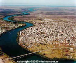 Foto aérea de Viedma, capital de la provincia argentina de Río Negro, unida mediante un puente a Carmen de Patagones (foto viedma.com.ar)