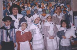 Algunos miembros del grupo y su instructora, con un mural con personajes vascos como fondo