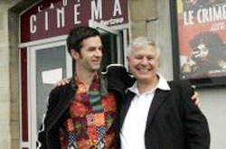 Garbizu, director de L'Atalante, y George Ibrahim en la puerta de L'Autre, el nuevo cine de Baiona (fotoFernando-DV)
