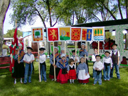 Los jóvenes dantzaris de Beti Alai participaron en el Global Village 2004 (foto OntarioBC)