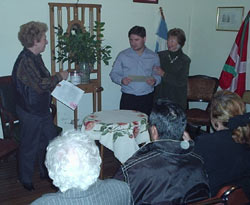 Momento de la entrega del reconocimiento a Diego Sebastián Pavón en la sede del Centro Hiru Erreka