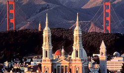 El edificio de la Universidad de San Francisco con el emblemático puente Golden Gate al fondo