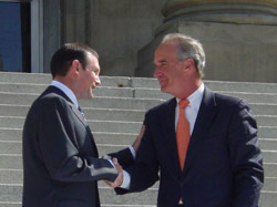 Juan José Ibarretxe y el gobernador de Idaho Dirk Kempthorne se estrechan la mano en las escalinatas del Capitolio de Idaho en Boise (foto euskalkultura.com)