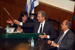 El presidente uruguayo Tabaré Vázquez muestra la makila con la que fue obsequiado en Euskal Erria