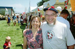 La periodista Nancy Zubiri y el profesor Richard Etulain celebran sus raíces y herencia vasca en una edición anterior del Jaialdi de Boise (foto basqueheritage.com)