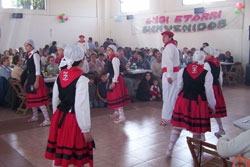 Los dantzaris de Suipacha, dirigidos por Zulma Aldabe, en plena actuación (foto Suipacha EE)