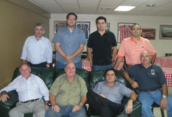 Dos generaciones de vascos de Florida reunidos en torno a la mesa del Txoko Alai  de Miami