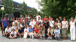 Los jóvenes participantes de la edición 2004 en una visita a la Universidad Pública de Navarra