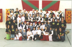 Los alumnos y profesores del Udaleku 2005, celebrado en Bakersfield (foto Kristie Onaindia)