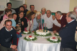 Los miembros de la familia Barrandeguy soplan las velas de la torta con la que celebraron la ocasión