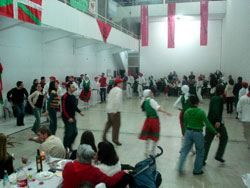 La fiesta tuvo lugar en la Taberna realizada en el frontón del Centro Vasco Laurak Bat