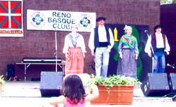 Las jóvenes generaciones imitan a sus mayores en una edición anterior del Reno Basque Festival (foto Reno EE)