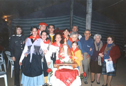 Los integrantes de la delegación de Kotoiaren Lurra junto a Fermín Cimbaro y su familia