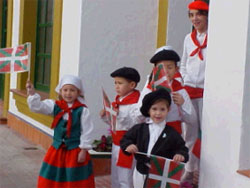 Un grupo de niños y adultos participó en el desfile del 9 de julio ( foto Loretako EE)