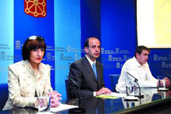 Rosa María Ibáñez, presidenta de la Federación de Hogares, Alberto Catalán y el concejal de Otsagabia Jesús Ochoa en la presentación del pasado Día del Navarro Ausente (foto DDN)