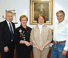 Los actuales hermanos Echeverria, hijos de Pete: Michael Echeverria, Teresa Maloney, Cris Welmerink y John Echeverria, ante un retrato de su padre (foto CBS)