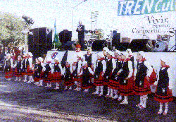 El cuerpo de baile de la Euskal Etxea de Suipacha ante el Tren Cultural (foto Suipacha EE)