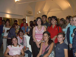 En el reportaje fotográfico, imágenes del grupo de alumnos en sus visita a la exposición (foto Scarcella Mignaburu)
