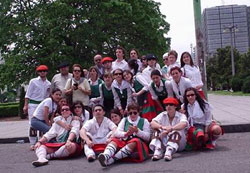 Algunos miembros del grupo de mayores de los dantzaris de Chascomús (foto Zingirako Euskaldunak) 