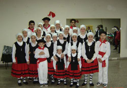 Los dantzaris del Cuerpo de Baile del Centro Vasco Beti Aurrera de Chivilcoy (foto Chivilcoy EE)