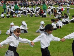 Niños vestidos con atuendo tradicional vasco bailando en kalejira en el Colegio Euskal Echea de Lavallol (foto euskalkultura.com)
