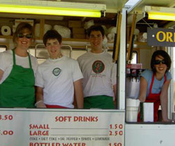 La familia Gamboa (Susan, Nick, Joe y Christina) durante su turno en el puesto exterior de los Oinkari en la Feria (foto oinkari.org)