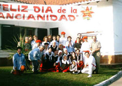 Los dantzaris de Urrundik en la edición de 2004 en el mismo Hospital Geriátrico Palma de Paraná
