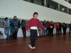 El dantzari zuhatzuarra Aitor Alava durante una reciente demostración en el Centro Vasco Francés de Buenos Aires (foto euskalkultura.com)