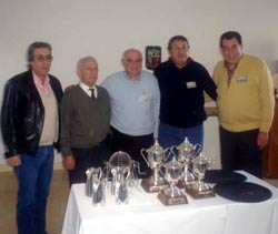 Los ganadores junto al presidente de Gure Etxea, Isidro Legarreta, y el presidente de la Federación Argentina de Mus, Manuel Arriola, poco antes de la entrega de premios