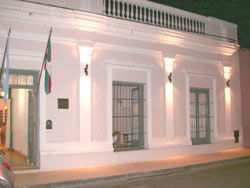 Aspecto exterior de la sede del Centro Vasco Euskal Etxea de San Nicolás, en la provincia bonaerense