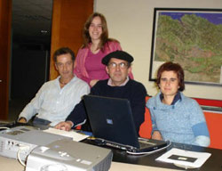 Los docentes Ainara Sobron (de pie) y (sentados, de izquierda a derecha) José Francisco 'Kinku' Zinkunegi (HABE), Raimundo Riquelme e Iraia Saenz de Biteri (foto euskalkultura.com)