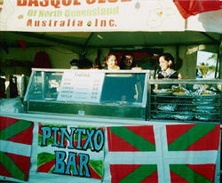 Pintxo-Bar instalado por el Centro Vasco de Townsville, con 'kroketak', 'tortillia', 'txorizua', 'arrosa' y otros platos tradicionales de la dieta euskaldun preparados por los vascos locales (foto archivo NQBC)