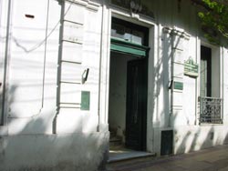 Entrada principal de la sede del Centro Vasco Gure Etxea de Tandil (foto euskalkultura.com)