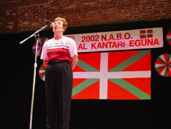 Un momento de la edición de 2002 del Euskal Kantari Eguna en Gardnerville. En la fotografía, intervención de Annemarie Minaberry, de Bakersfield, California (foto basqueheritage.com)