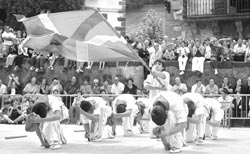 El saludo a la bandera constituye uno de los actos más emotivos de las fiestas de Leitza. Cuatro de los ocho dantzaris eran nuevos  (foto A. Percaz-DN)