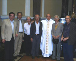 El grupo de cantantes del Centro Vasco junto al padre Pedro C. Melchert (Sao Paulo EE)