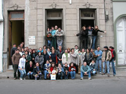 El grupo de alumnos y profesores del Barnetegi posan en el Centro Vasco Ibai Guren de Paraná