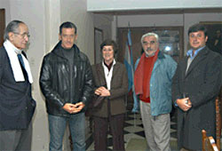 Luis Etcheveherre, director de El Diario, junto a Kinku Zinkunegi y miembros de Ibai Guren 