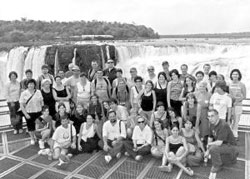 Componentes de Erkudengo Ama visitando las cataratas de Iguazú en el año 2003 (foto DDN)