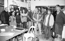 Varios miembros de la Asociación de Colectividades de Claromecó en el transcurso de una reunión