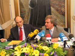 Andres Urrutia y César Antonio Molina durante la firma del convenio (foto Euskaltzaindia)