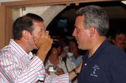 El lehendakari Ibarretxe y Dave Bieter conversan en un momento del Jaialdi 2005