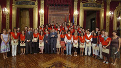 Miguel Sanz recibió a los estudiantes del Curso Internacional Navarra 2005 (foto navarra.es)