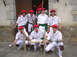 Dantzaris de Ugarritzak frente a la sede de Euskaldunak Danak Bat, en una foto de archivo