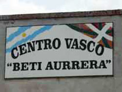 Cartel exterior de la sede del Centro Vasco Beti Aurrera de Chivilcoy (foto euskalkultura.com)
