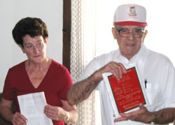Mary Gaztambide, presidenta de NABO, observa a Miguel Olano tras haberle entregado una placa de reconocimiento en nombre de la institución vasco americana (foto Lisa Corcostegui)