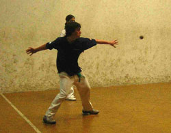 Un joven participante en el primer campeonato de pelota de la Euskal Etxea de Mendoza, Argentina (foto Mendoza EE)
