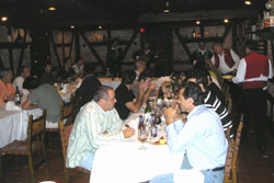 Numerosos miembros de la comunidad vasca se acercaron al restaurante Juancho para participar en la fiesta de despedida (Foto F. Laburu)